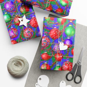 Confezione regalo festiva: carta natalizia colorata ed ecologica per regali e decorazioni per feste