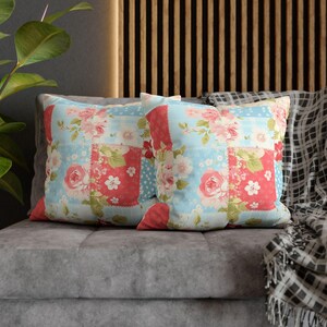 Könnte beinhalten: Zwei dekorative Kissen mit Patchwork-Design mit rosa, roten und blauen Blumenmustern.