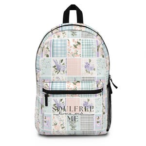 Könnte beinhalten: Ein floraler Patchwork-Rucksack mit schwarzem Reißverschluss und Trägern. Das Design zeigt pastellfarbene Quadrate mit Blumen, Lavendel und Vichy-Mustern. Der Text "SOULFREE time out ME" ist auf der Vorderseite aufgedruckt.