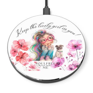 Könnte beinhalten: Ein weißes kabelloses Ladegerät mit einer bunten Illustration eines Mädchens mit Regenbogenhaaren und einem Hund. Der Text "Keep the lively girl in you!" und "SOULFREE time out ME" ist auf dem Ladegerät aufgedruckt.