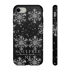 Könnte beinhalten: Schwarze Handyhülle mit Schneeflocken-Design. Die Hülle hat silberne Glitzer-Schneeflocken und weiße Sprenkel auf schwarzem Hintergrund. Der Text "SOULFREE time out ME" ist aufgedruckt.