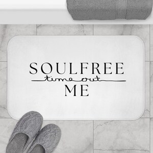 Könnte beinhalten: Weiße Badematte mit schwarzem Text, der "Soulfree time out ME" lautet.