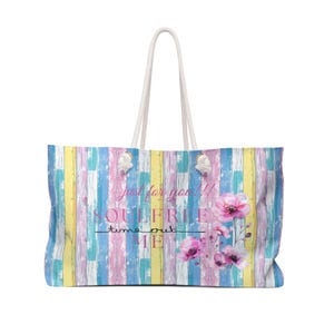 Könnte beinhalten: Eine bunte Tragetasche mit einem Holzplanken-Design und rosa Blumen. Der Text auf der Tasche lautet "Just for you!! Soul Free Time Out Me".