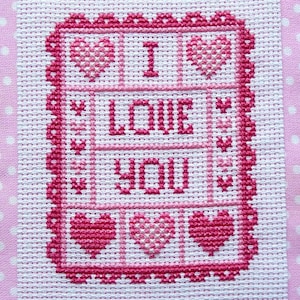 バレンタインデー用の「I Love You」ミニカード、ハートのクロスステッチパターン、PDF ダウンロード