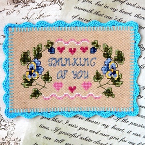Grille de point de croix petite carte pour la Saint-Valentin "Pensées à vous", fleurs de pensées et coeurs d'amour, téléchargement PDF