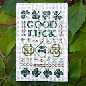 St. Patrick's Day Kreuzstichmuster - Good Luck Shamrocks & Keltische Knoten