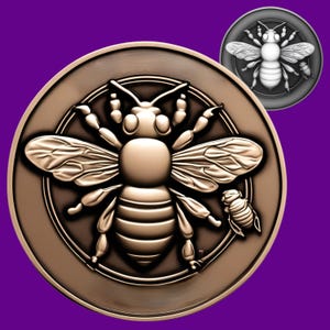 Op de afbeelding: Een bronzen munt met een gedetailleerd reliëf van een bij met uitgespreide vleugels en een kleinere bij. De munt heeft een cirkelvormig ontwerp met een verhoogde rand. Een kleinere, zilverkleurige versie van de munt staat rechtsboven.