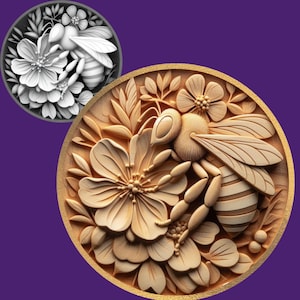 Op de afbeelding: Een gedetailleerde houten snijwerk van een bij en bloemen. De bij is gepositioneerd op een bloem, omringd door bloemblaadjes en bladeren. Het snijwerk bevindt zich in een cirkelvormige lijst met een gouden rand. Een grijswaardenversie van hetzelfde ontwerp staat in de linkerbovenhoek.