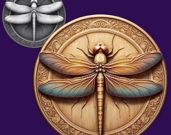 Puede incluir: Una placa circular de madera con un relieve de una libélula con alas de color ámbar y verde azulado. Un emblema circular más pequeño, monocromático y de tono plateado con un diseño de libélula a juego se sitúa en la esquina superior izquierda.
