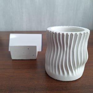 Set in cemento fatto a mano: portapenne e porta biglietti da visita con motivo a onde – arredamento minimalista per ufficio, regalo elegante per casa, ufficio, scrivania