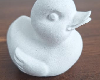Figurka betonowej kaczki – nowoczesny wystrój łazienki, słodka betonowa rzeźba kaczki, minimalistyczna dekoracja półki, ozdoba pokoju dziecięcego