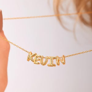 Colar delicado com letras em formato de bolha, pingente de letra em formato de balão, colar com nome personalizado, colar inicial infantil para mãe, placa de identificação em formato de bolha dourada