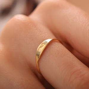 Bague fleur de naissance délicate, bague fleur gravée, cadeau fleur de naissance en or pour maman, bague commémorative, bague florale fine, bague Lilly Of The Valley