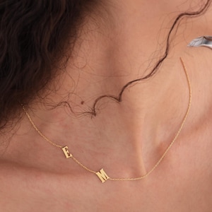 Colar delicado com letras laterais e coração, colar dourado com nome lateral, colar personalizado com nome delicado, colar minúsculo com iniciais laterais para a mãe