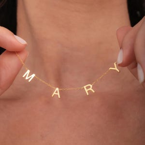 Colar de letras delicadas, colar de ouro com múltiplas iniciais para presente de mãe com nome de criança, colar delicado com nome, colar de letras espaciais, gargantilha de prata