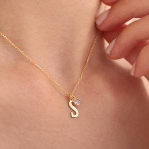 Delicado collar con inicial y letra de piedra de nacimiento. Collar dorado con inicial y piedra de nacimiento para mujeres y niños. Collar con inicial para mamá.