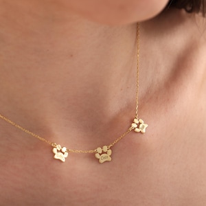 Custom Paw Necklace Silver Paw Charm Necklace Engraved Paw Print Name Necklace for Mom Multiple Pet Memorial Jewelry Unique Gift For Mom