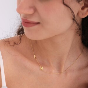 Colar com iniciais laterais, colar com letras personalizadas, colar com nome personalizado em prata, colar com iniciais extra pequenas, colar elegante e estiloso