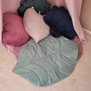 Play and crawling blanket, play blanket, play and crawling blanket leaf