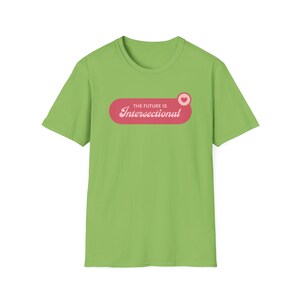 Puede incluir: Una camiseta verde lima con un rectángulo rojo y texto blanco que dice "The future is intersectional". Un pequeño corazón rosa se encuentra en la esquina superior derecha del rectángulo.