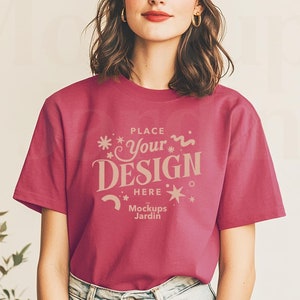 May include: A woman wearing a pink beanie and a pink t-shirt with the text "PLACE YOUR DESIGN HERE" and "Mockups Jardin".