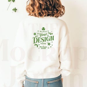 Wit Gildan 18000-sweatshirt op de achterkant | St. Patrick's Day-tool voor kledingontwerp