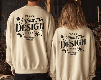 Mockup de moletom Gildan 18000 cor areia | Vista traseira, ambiente gótico (JPG)
