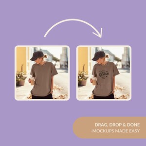 Może przedstawiać: Cyfrowy szablon makiety przedstawiający dwa obok siebie umieszczone zdjęcia brązowego t-shirtu i ciemnej czapki z daszkiem. Prawy obraz zawiera tekst "PLACE YOUR DESIGN HERE". Grafika zawiera zakrzywioną strzałkę oraz napis "DRAG, DROP & DONE -MOCKUPS MADE EASY" na jasnofioletowym tle.