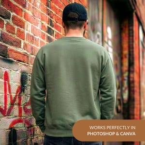 Puede incluir: Una sudadera verde oliva con cuello redondo. La persona lleva una gorra de b&eacute;isbol negra. El fondo es una pared de ladrillo con graffiti y el texto "WORKS PERFECTLY IN PHOTOSHOP & CANVA".