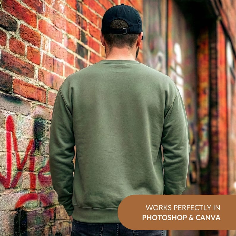 Puede incluir: Una sudadera verde oliva con cuello redondo. La persona lleva una gorra de b&eacute;isbol negra. El fondo es una pared de ladrillo con graffiti y el texto "WORKS PERFECTLY IN PHOTOSHOP & CANVA".