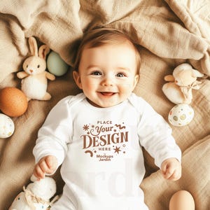 White Rabbit Skins 4412 Tutina per neonati con gambe lunghe e costine Mockup / Mockup di bambino sorridente / Mockup di decorazioni pasquali, coniglietti e uova / Mock di bambino carino