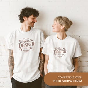 May include: Two white t-shirts with a retro design featuring the text "PLACE YOUR DESIGN HERE" and "Mockups Jardin".