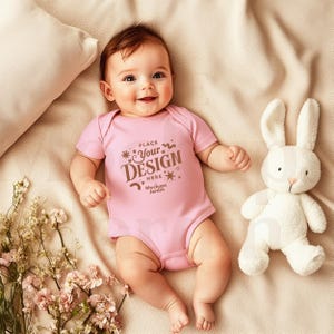Pink Rabbit Skins 4424 Body a maniche corte Mockup / Tutina bianca per neonati POD / Download digitale flatlay per modelli di abbigliamento per neonati e bambini