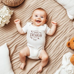 White Rabbit Skins 4424 Body a maniche corte Mockup / Tutina bianca per neonati POD / Download digitale flatlay per modelli di abbigliamento per neonati e bambini