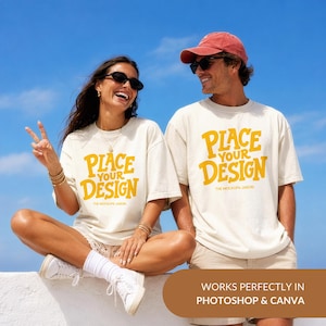 Może przedstawiać: Dwie koszulki w kolorze złamanej bieli z ż&oacute;łtym napisem "PLACE YOUR DESIGN" oraz "THE MOCKUPS JARDIN". Jedna koszulka jest noszona z białymi trampkami i białymi skarpetkami, a druga z czerwoną czapką z daszkiem i ciemnymi okularami.