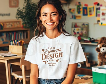 Maqueta de camiseta blanca Bella Canvas 3001 / Escena de aula de profesor (JPG)