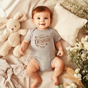 Heather Rabbit Skins 4424 Body a maniche corte Mockup / Mockup di abbigliamento per bambini carino / Piatto accogliente e neutro / Tutina per neonati in morbido cotone POD