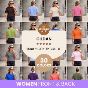 Peut inclure: Un ensemble de maquettes présentant des t-shirts Gildan en 30 couleurs. L'image montre des vues avant et arrière des chemises, portées par une personne portant des lunettes de soleil et tenant une boisson. Le texte comprend "The Mockups Jardin" et "5000 Mockup Bundle."