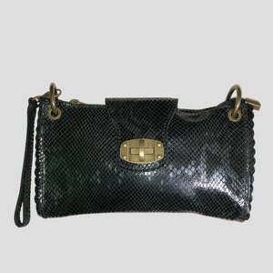 Może przedstawiać: Czarna skórzana torebka typu kopertówka z wzorem imitującym skórę węża i złotym zapięciem. Torebka ma krótki pasek i dłuższy pasek na ramię.