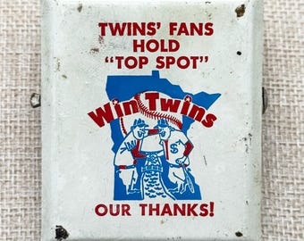 Clip metálico vintage de los Minnesota Twins de la década de 1960 con la inscripción "Win Twins"