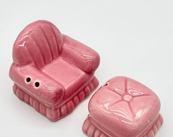 Silla rosa y otomana. Mini salero y pimentero.