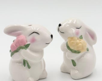 Mini saleros y pimenteros con forma de conejitos de Pascua con flores.