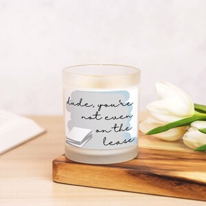 Vela de vidrio esmerilado (vertida a mano, 11 oz) de meme de reality show &quot;Hermanas esposas / Janelle / ni siquiera en el contrato de arrendamiento&quot;