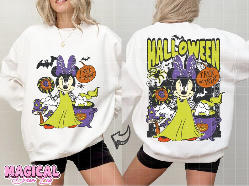 Może przedstawiać: Biała bluza na Halloween z grafiką Minnie Mouse w kostiumie czarownicy. Projekt zawiera nietoperze, kocioł i napis "Trick or Treat". Z tyłu bluzy napis "Halloween".