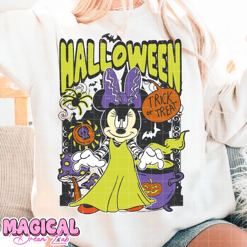 Może przedstawiać: Biała bluza z grafiką o tematyce Halloween. Projekt zawiera postać z kresk&oacute;wki Minnie Mouse przebraną za czarownicę, zielony napis "HALLOWEEN" i dymek "Trick or Treat". Dodatkowe elementy: pająk, kocioł i grzyby.