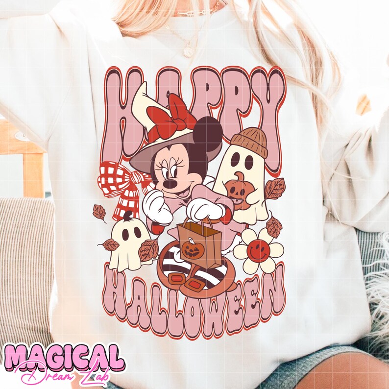 K&ouml;nnte beinhalten: Wei&szlig;es Sweatshirt mit einem Retro-Design von Minnie Mouse mit Hexenhut, Geistern und den Worten "Happy Halloween". Das Design umfasst einen K&uuml;rbis, Herbstbl&auml;tter und den Text "Magical Dream Lab."