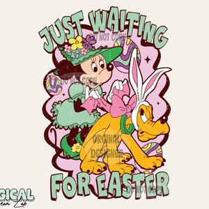Puede incluir: Una ilustraci&oacute;n de dibujos animados de Mickey Mouse vestida con un vestido de Pascua verde y blanco con un lazo rosa y un conejo amarillo con un lazo rosa y orejas. El texto "Just Waiting for Easter" est&aacute; en una fuente retro rosa y verde.