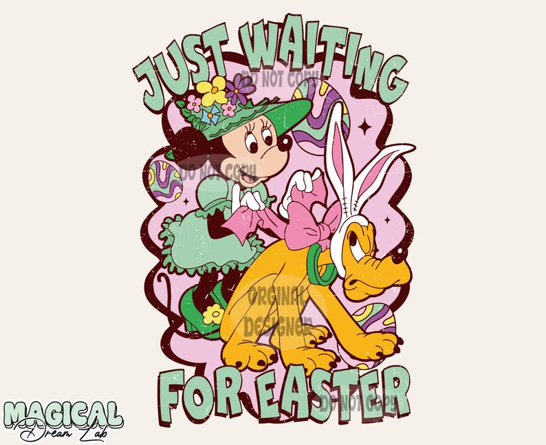 Puede incluir: Una ilustraci&oacute;n de dibujos animados de Mickey Mouse vestida con un vestido de Pascua verde y blanco con un lazo rosa y un conejo amarillo con un lazo rosa y orejas. El texto "Just Waiting for Easter" est&aacute; en una fuente retro rosa y verde.