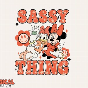 Puede incluir: Un gr&aacute;fico de estilo retro con Daisy Duck y Minnie Mouse tom&aacute;ndose una selfie, con las palabras "SASSY THING" en naranja, letras llenas de flores. El dise&ntilde;o incluye una flor sonriente y el texto "MAGICAL Dream Lab".