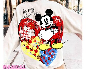 Può includere: Felpa color crema con una grafica di Topolino che tiene un cuore e la scritta "be my valentine". Il design include cuori rossi, gialli e blu. La felpa ha un girocollo e maniche lunghe.